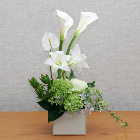 白のフラワーアレンジメント 花と緑のコンシェルジュ
